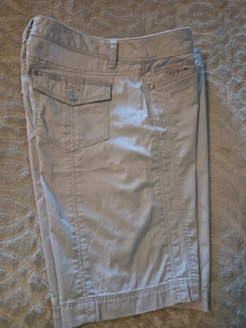 White House Black Market Bermuda Shorts size 8  - light beige - exec. cond.